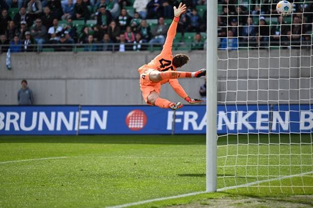 31.03.2024, xjhx, Fussball 2.Bundesliga, Spvgg Greuther Fuerth - Hamburger SV emspor, v.l. Miro Muheim (Hamburger SV) Goal scored, erziehlt das Tor zum 0:1, Jonas Urbig (Spvgg. Greuther Fuerth) (DFL DFB REGULATIONS PROHIBIT ANY USE OF PHOTOGRAPHS as IMAGE SEQUENCES and or QUASI-VIDEO) Fuerth