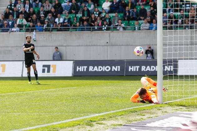Fußball I Herren I Saison 2023-2024 I 2. Bundesliga I 27. Spieltag I SpVgg Greuther Fürth - Hamburger SV I 31.03.2024 Jonas Urbig (40, SpVgg Greuther Fürth) kann den Ball gegen den Pfosten lenken. Fürth Sportpark Ronhof Bayern Deutschland