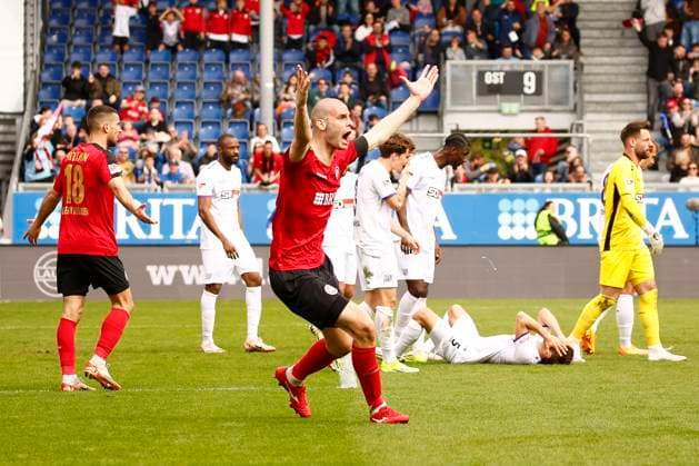 31.03.2024, xavx, Fussball 2.Bundesliga, SV Wehen Wiesbaden - VfL Osnabrück emspor, v.l. Aleksandar Vukotic (SV Wehen Wiesbaden) enttaeuscht, enttaeuscht schauend, dissapointed. Sein Treffer zum 1:1 Ausgleich zählt nicht. (DFL DFB REGULATIONS PROHIBIT ANY USE OF PHOTOGRAPHS as IMAGE SEQUENCES and or QUASI-VIDEO) Wiesbaden