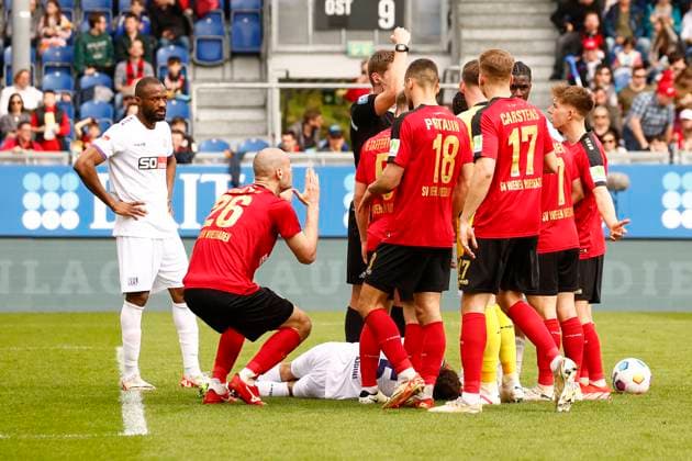 31.03.2024, xavx, Fussball 2.Bundesliga, SV Wehen Wiesbaden - VfL Osnabrück emspor, v.l. Aleksandar Vukotic (SV Wehen Wiesbaden) enttaeuscht, enttaeuscht schauend, dissapointed. Sein Treffer zum 1:1 Ausgleich zählt nicht. (DFL DFB REGULATIONS PROHIBIT ANY USE OF PHOTOGRAPHS as IMAGE SEQUENCES and or QUASI-VIDEO) Wiesbaden