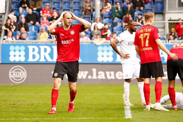31.03.2024, xavx, Fussball 2.Bundesliga, SV Wehen Wiesbaden - VfL Osnabrück emspor, v.l. Aleksandar Vukotic (SV Wehen Wiesbaden) enttaeuscht, enttaeuscht schauend, dissapointed. Sein Treffer zum 1:1 Ausgleich zählt nicht. (DFL DFB REGULATIONS PROHIBIT ANY USE OF PHOTOGRAPHS as IMAGE SEQUENCES and or QUASI-VIDEO) Wiesbaden