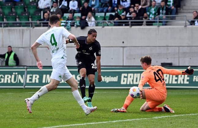 RECORD DATE NOT STATED 31.03.2024, xjhx, Fussball 2.Bundesliga, Spvgg Greuther Fuerth - Hamburger SV emspor, v.l. Damian Michalski (Spvgg. Greuther Fuerth), Andras Nemeth (Hamburger SV), Jonas Urbig (Spvgg. Greuther Fuerth) (DFL DFB REGULATIONS PROHIBIT ANY USE OF PHOTOGRAPHS as IMAGE SEQUENCES and or QUASI-VIDEO) Fuerth
