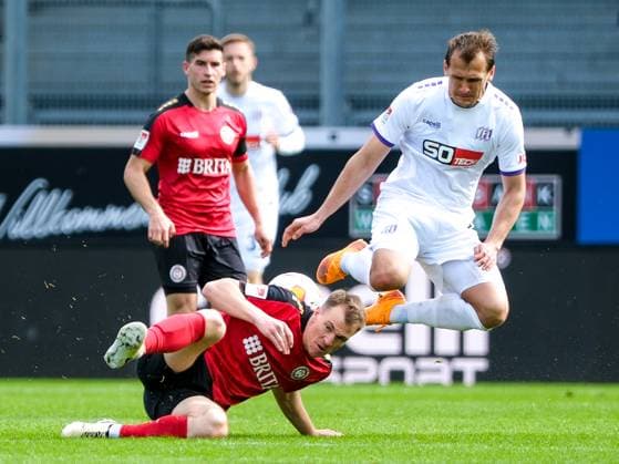 Franko Kovacevic (SV Wehen Wiesbaden, 14) im Zweikampf mit Erik Engelhardt (VfL Osnabrueck, 09), GER, SV Wehen Wiesbaden vs. VfL Osnabrueck, Fussball, 2. Bundesliga, 27. Spieltag, Spielzeit 2023 2024, 31.03.2024 DFL REGULATIONS PROHIBIT ANY USE OF PHOTOGRAPHS AS IMAGE SEQUENCES AND OR QUASI-VIDEO GER, SV Wehen Wiesbaden vs. VfL Osnabrueck, Fussball, 2. Bundesliga, 27. Spieltag, Spielzeit 2023 2024, 31.03.2024 Wiesbaden