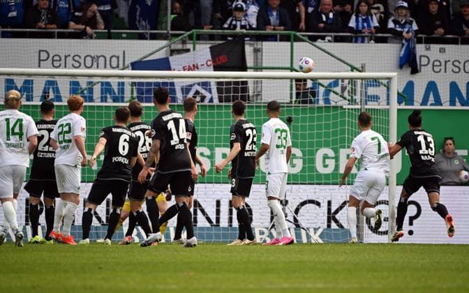 31.03.2024, xjhx, Fussball 2.Bundesliga, Spvgg Greuther Fuerth - Hamburger SV emspor, v.l. Jomaine Consbuch (Spvgg. Greuther Fuerth) celebrate the goal, Der Torjubel zum 1:1 (DFL DFB REGULATIONS PROHIBIT ANY USE OF PHOTOGRAPHS as IMAGE SEQUENCES and or QUASI-VIDEO) Fuerth