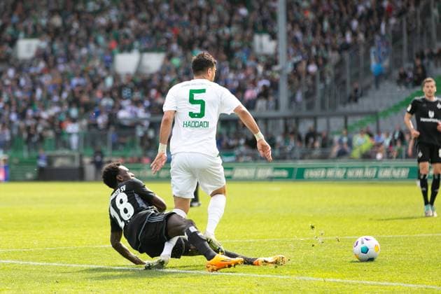 Fußball I Herren I Saison 2023-2024 I 2. Bundesliga I 27. Spieltag I SpVgg Greuther Fürth - Hamburger SV I 31.03.2024 Bakery Jatta (18, Hamburger SV) grätscht Oussama Haddadi (5, SpVgg Greuther Fürth) in die Beine. Fürth Sportpark Ronhof Bayern Deutschland
