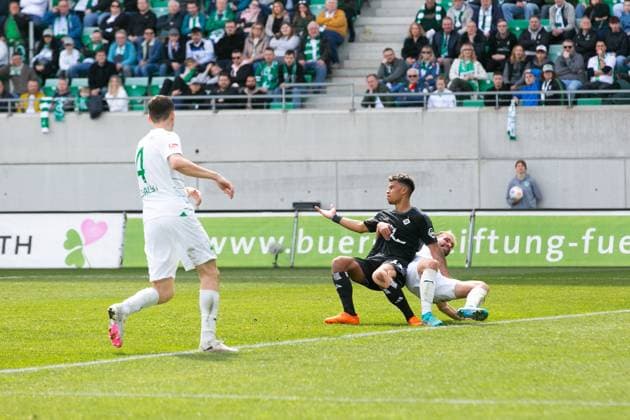 Fußball I Herren I Saison 2023-2024 I 2. Bundesliga I 27. Spieltag I SpVgg Greuther Fürth - Hamburger SV I 31.03.2024 Simon Asta (2, SpVgg Greuther Fürth) zieht Ransford-Yeboah Königsdörffer (11, Hamburger SV) runter. Fürth Sportpark Ronhof Bayern Deutschland