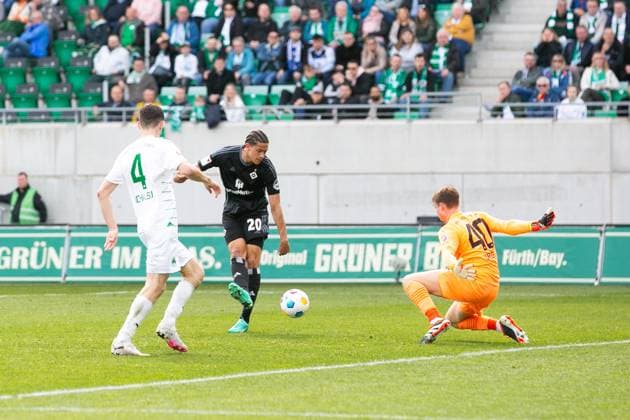 Fußball I Herren I Saison 2023-2024 I 2. Bundesliga I 27. Spieltag I SpVgg Greuther Fürth - Hamburger SV I 31.03.2024 Andras Nemeth (20, Hamburger SV) vergibt die Torchance an Jonas Urbig (40, SpVgg Greuther Fürth). Fürth Sportpark Ronhof Bayern Deutschland