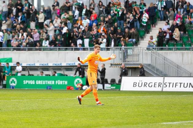 Fußball I Herren I Saison 2023-2024 I 2. Bundesliga I 27. Spieltag I SpVgg Greuther Fürth - Hamburger SV I 31.03.2024 Jonas Urbig (40, SpVgg Greuther Fürth) feiert das 1:1. Fürth Sportpark Ronhof Bayern Deutschland