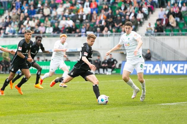 Fußball I Herren I Saison 2023-2024 I 2. Bundesliga I 27. Spieltag I SpVgg Greuther Fürth - Hamburger SV I 31.03.2024 Anssi Suhonen (36, Hamburger SV) schießt aufs Tor. Damian Michalski (4, SpVgg Greuther Fürth) versucht den Ball zu blocken. Fürth Sportpark Ronhof Bayern Deutschland