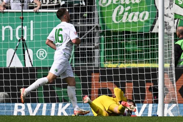 31.03.2024, xjhx, Fussball 2.Bundesliga, Spvgg Greuther Fuerth - Hamburger SV emspor, v.l. Lukas Petkov (Spvgg. Greuther Fuerth), Matheo Raab (Hamburger SV) (DFL DFB REGULATIONS PROHIBIT ANY USE OF PHOTOGRAPHS as IMAGE SEQUENCES and or QUASI-VIDEO) Fuerth