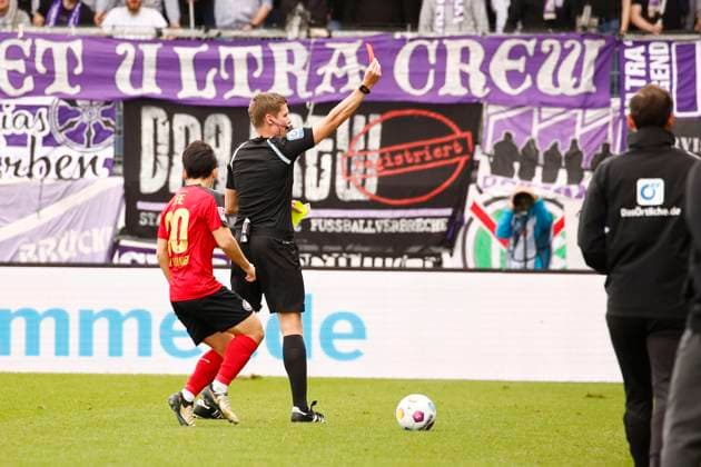 31.03.2024, xavx, Fussball 2.Bundesliga, SV Wehen Wiesbaden - VfL Osnabrück emspor, v.l. Referee Schiedsrichter Florian Exner zeigt die Rote Karte fuer, shows red card to Michael Cuisance (VfL Osnabrück) nicht im Bild (DFL DFB REGULATIONS PROHIBIT ANY USE OF PHOTOGRAPHS as IMAGE SEQUENCES and or QUASI-VIDEO) Wiesbaden