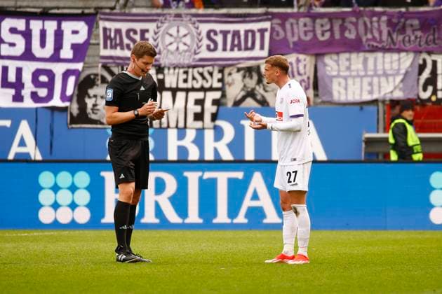 Sport Bilder des Tages 31.03.2024, xavx, Fussball 2.Bundesliga, SV Wehen Wiesbaden - VfL Osnabrück emspor, v.l. Michael Cuisance (VfL Osnabrück) diskutiert mit Referee Schiedsrichter Florian Exner nach seiner Roten Karte (DFL DFB REGULATIONS PROHIBIT ANY USE OF PHOTOGRAPHS as IMAGE SEQUENCES and or QUASI-VIDEO) Wiesbaden