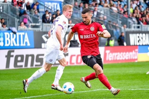Niklas Wiemann (VfL Osnabrueck, 25) im Zweikampf mit Ivan Prtajin (SV Wehen Wiesbaden, 18),, GER, SV Wehen Wiesbaden vs. VfL Osnabrueck, Fussball, 2. Bundesliga, 27. Spieltag, Spielzeit 2023 2024, 31.03.2024 DFL REGULATIONS PROHIBIT ANY USE OF PHOTOGRAPHS AS IMAGE SEQUENCES AND OR QUASI-VIDEO GER, SV Wehen Wiesbaden vs. VfL Osnabrueck, Fussball, 2. Bundesliga, 27. Spieltag, Spielzeit 2023 2024, 31.03.2024 Wiesbaden