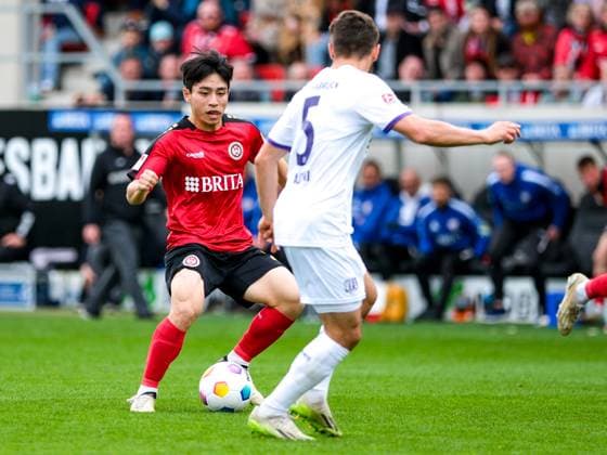 Hyunju Lee (SV Wehen Wiesbaden, 20), Bashkim Ajdini (VfL Osnabrueck, 05), GER, SV Wehen Wiesbaden vs. VfL Osnabrueck, Fussball, 2. Bundesliga, 27. Spieltag, Spielzeit 2023 2024, 31.03.2024 DFL REGULATIONS PROHIBIT ANY USE OF PHOTOGRAPHS AS IMAGE SEQUENCES AND OR QUASI-VIDEO GER, SV Wehen Wiesbaden vs. VfL Osnabrueck, Fussball, 2. Bundesliga, 27. Spieltag, Spielzeit 2023 2024, 31.03.2024 Wiesbaden