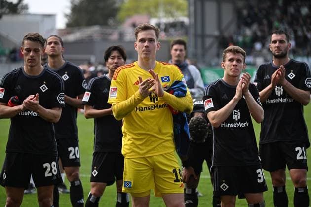 31.03.2024, xjhx, Fussball 2.Bundesliga, Spvgg Greuther Fuerth - Hamburger SV emspor, v.l. Miro Muheim (Hamburger SV), Matheo Raab (Hamburger SV) bedankt bedanken sich bei den Fans enttaeuscht, enttaeuscht schauend, dissapointed (DFL DFB REGULATIONS PROHIBIT ANY USE OF PHOTOGRAPHS as IMAGE SEQUENCES and or QUASI-VIDEO) Fuerth