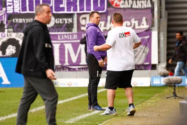 31.03.2024, xavx, Fussball 2.Bundesliga, SV Wehen Wiesbaden - VfL Osnabrück emspor, v.l. Trainer Uwe Koschinat (VfL Osnabrück) überrascht nach Abpfiff. (DFL DFB REGULATIONS PROHIBIT ANY USE OF PHOTOGRAPHS as IMAGE SEQUENCES and or QUASI-VIDEO) Wiesbaden
