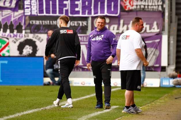 31.03.2024, xavx, Fussball 2.Bundesliga, SV Wehen Wiesbaden - VfL Osnabrück emspor, v.l. Trainer Uwe Koschinat (VfL Osnabrück) freut sich nach Spielende. (DFL DFB REGULATIONS PROHIBIT ANY USE OF PHOTOGRAPHS as IMAGE SEQUENCES and or QUASI-VIDEO) Wiesbaden