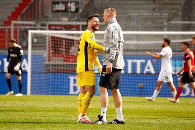 31.03.2024, xavx, Fussball 2.Bundesliga, SV Wehen Wiesbaden - VfL Osnabrück emspor, v.l. Torwart Philipp Kühn (VfL Osnabrück) jubeln jubelt nach Spielende. (DFL DFB REGULATIONS PROHIBIT ANY USE OF PHOTOGRAPHS as IMAGE SEQUENCES and or QUASI-VIDEO) Wiesbaden