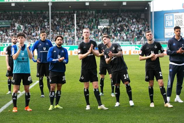 Fußball I Herren I Saison 2023-2024 I 2. Bundesliga I 27. Spieltag I SpVgg Greuther Fürth - Hamburger SV I 31.03.2024 Sebastian Schonlau (4, Hamburger SV) und seine Mannschaft bedankt sich bei den Fans. Fürth Sportpark Ronhof Bayern Deutschland