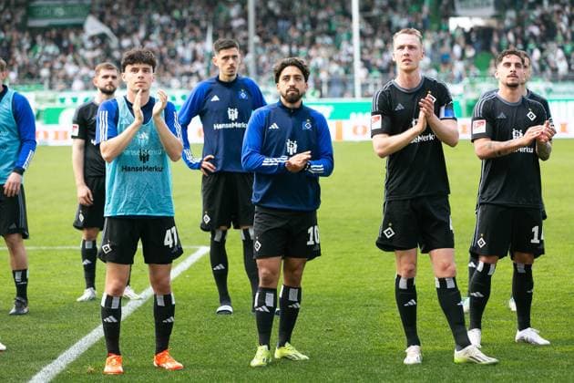 Fußball I Herren I Saison 2023-2024 I 2. Bundesliga I 27. Spieltag I SpVgg Greuther Fürth - Hamburger SV I 31.03.2024 Nicolas Oliveira Kisilowski (47, Hamburger SV), Immanuel Pherai (10, Hamburger SV), Sebastian Schonlau (4, Hamburger SV) und Ludovit Reis (14, Hamburger SV) bedanken sich bei den Fans. Fürth Sportpark Ronhof Bayern Deutschland