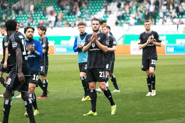 Fußball I Herren I Saison 2023-2024 I 2. Bundesliga I 27. Spieltag I SpVgg Greuther Fürth - Hamburger SV I 31.03.2024 Levin Öztunali (21, Hamburger SV) bedankt sich bei den Fans. Fürth Sportpark Ronhof Bayern Deutschland