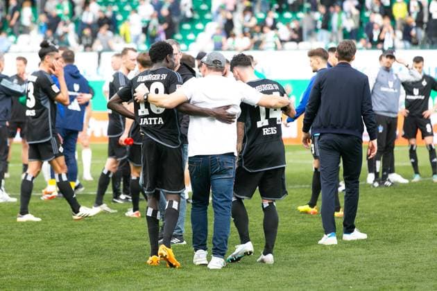 Fußball I Herren I Saison 2023-2024 I 2. Bundesliga I 27. Spieltag I SpVgg Greuther Fürth - Hamburger SV I 31.03.2024 Steffen Baumgart (Trainer, Hamburger SV) nimmt Bakery Jatta (18, Hamburger SV) und Ludovit Reis (14, Hamburger SV) in den Arm. Fürth Sportpark Ronhof Bayern Deutschland