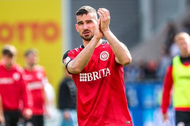 Ivan Prtajin (SV Wehen Wiesbaden, 18) bedankt sich bei den Fans, GER, SV Wehen Wiesbaden vs. VfL Osnabrueck, Fussball, 2. Bundesliga, 27. Spieltag, Spielzeit 2023 2024, 31.03.2024 DFL REGULATIONS PROHIBIT ANY USE OF PHOTOGRAPHS AS IMAGE SEQUENCES AND OR QUASI-VIDEO GER, SV Wehen Wiesbaden vs. VfL Osnabrueck, Fussball, 2. Bundesliga, 27. Spieltag, Spielzeit 2023 2024, 31.03.2024 Wiesbaden