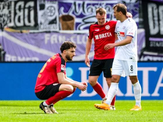 Nikolas Agrafiotis (SV Wehen Wiesbaden, 25) ist enttauescht nach der Niederlage, GER, SV Wehen Wiesbaden vs. VfL Osnabrueck, Fussball, 2. Bundesliga, 27. Spieltag, Spielzeit 2023 2024, 31.03.2024 DFL REGULATIONS PROHIBIT ANY USE OF PHOTOGRAPHS AS IMAGE SEQUENCES AND OR QUASI-VIDEO GER, SV Wehen Wiesbaden vs. VfL Osnabrueck, Fussball, 2. Bundesliga, 27. Spieltag, Spielzeit 2023 2024, 31.03.2024 Wiesbaden