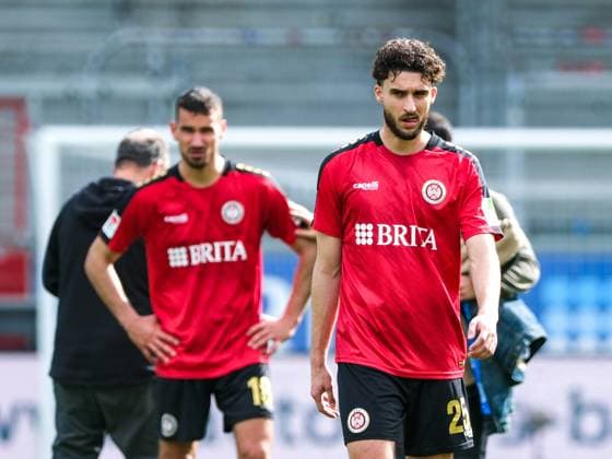 Nikolas Agrafiotis (SV Wehen Wiesbaden, 25) ist enttauescht nach der Niederlage, GER, SV Wehen Wiesbaden vs. VfL Osnabrueck, Fussball, 2. Bundesliga, 27. Spieltag, Spielzeit 2023 2024, 31.03.2024 DFL REGULATIONS PROHIBIT ANY USE OF PHOTOGRAPHS AS IMAGE SEQUENCES AND OR QUASI-VIDEO GER, SV Wehen Wiesbaden vs. VfL Osnabrueck, Fussball, 2. Bundesliga, 27. Spieltag, Spielzeit 2023 2024, 31.03.2024 Wiesbaden