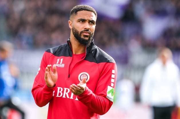 Keanan Bennetts (SV Wehen Wiesbaden, 11) bedankt sich bei den Fans, GER, SV Wehen Wiesbaden vs. VfL Osnabrueck, Fussball, 2. Bundesliga, 27. Spieltag, Spielzeit 2023 2024, 31.03.2024 DFL REGULATIONS PROHIBIT ANY USE OF PHOTOGRAPHS AS IMAGE SEQUENCES AND OR QUASI-VIDEO GER, SV Wehen Wiesbaden vs. VfL Osnabrueck, Fussball, 2. Bundesliga, 27. Spieltag, Spielzeit 2023 2024, 31.03.2024 Wiesbaden