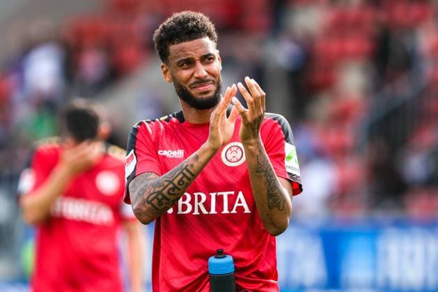 Martin Angha (SV Wehen Wiesbaden, 2) bedankt sich bei den Fans, GER, SV Wehen Wiesbaden vs. VfL Osnabrueck, Fussball, 2. Bundesliga, 27. Spieltag, Spielzeit 2023 2024, 31.03.2024 DFL REGULATIONS PROHIBIT ANY USE OF PHOTOGRAPHS AS IMAGE SEQUENCES AND OR QUASI-VIDEO GER, SV Wehen Wiesbaden vs. VfL Osnabrueck, Fussball, 2. Bundesliga, 27. Spieltag, Spielzeit 2023 2024, 31.03.2024 Wiesbaden