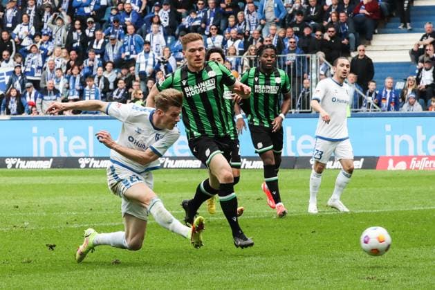 Torschütze Luca Schuler (1. FC Magdeburg,26) trifft zum 1-1 gegen Marcel Halstenberg (Hannover 96,23), das Tor zählt nicht - 2. Fußball Bundesliga Saison 2023-2024 1. FC Magdeburg vs. Hannover 96 in der MDCC Arena in Magdeburg - Aktion,Fußball,Mann,Männer,Deutschland,31.03.2024