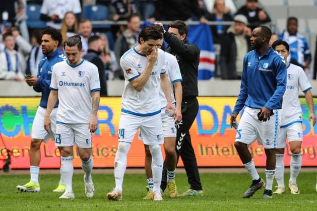 v.l. Baris Atik (1. FC Magdeburg,23), Jean Hugonet (1. FC Magdeburg,24), Silas Gnaka (1. FC Magdeburg,25) enttäuscht nach dem Spiel - 2. Fußball Bundesliga Saison 2023-2024 1. FC Magdeburg vs. Hannover 96 in der MDCC Arena in Magdeburg - Aktion,Fußball,Mann,Männer,Deutschland,31.03.2024