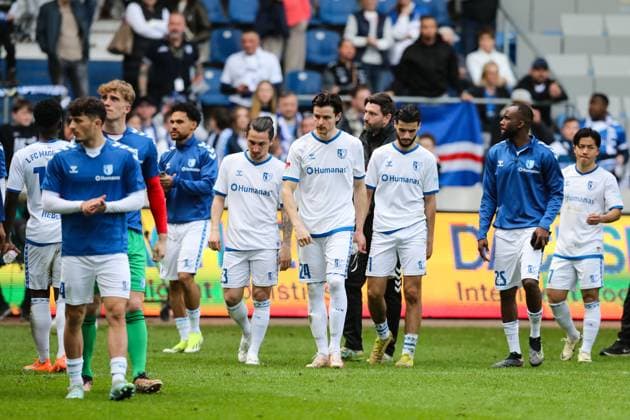 v.l. Baris Atik (1. FC Magdeburg,23), Jean Hugonet (1. FC Magdeburg,24), Mohammed El Hankouri (1. FC Magdeburg,11), Silas Gnaka (1. FC Magdeburg,25) enttäuscht nach dem Spiel - 2. Fußball Bundesliga Saison 2023-2024 1. FC Magdeburg vs. Hannover 96 in der MDCC Arena in Magdeburg - Aktion,Fußball,Mann,Männer,Deutschland,31.03.2024