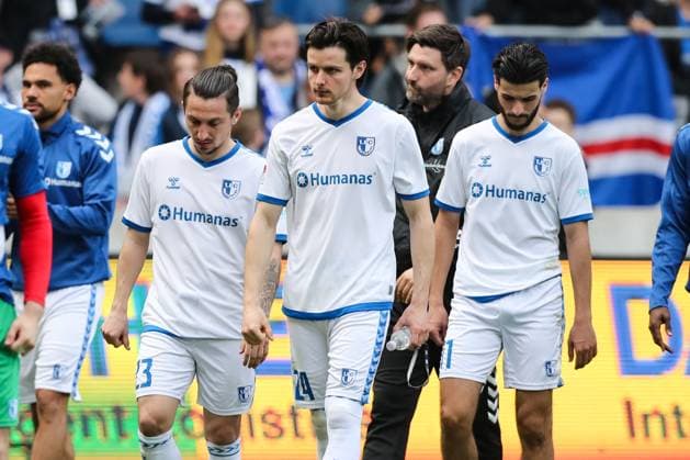 v.l. Baris Atik (1. FC Magdeburg,23), Jean Hugonet (1. FC Magdeburg,24), Mohammed El Hankouri (1. FC Magdeburg,11) enttäuscht nach dem Spiel - 2. Fußball Bundesliga Saison 2023-2024 1. FC Magdeburg vs. Hannover 96 in der MDCC Arena in Magdeburg - Aktion,Fußball,Mann,Männer,Deutschland,31.03.2024