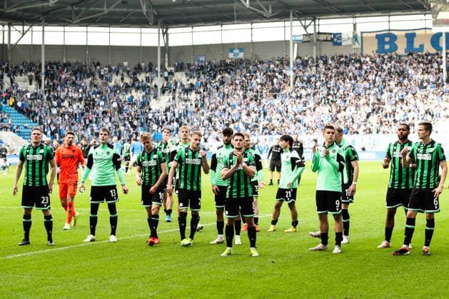 Die Mannschaft von Hannover 96 feiert nach dem Spiel vor dem Fanblock - 2. Fußball Bundesliga Saison 2023-2024 1. FC Magdeburg vs. Hannover 96 in der MDCC Arena in Magdeburg - Aktion,Fußball,Mann,Männer,Deutschland,31.03.2024