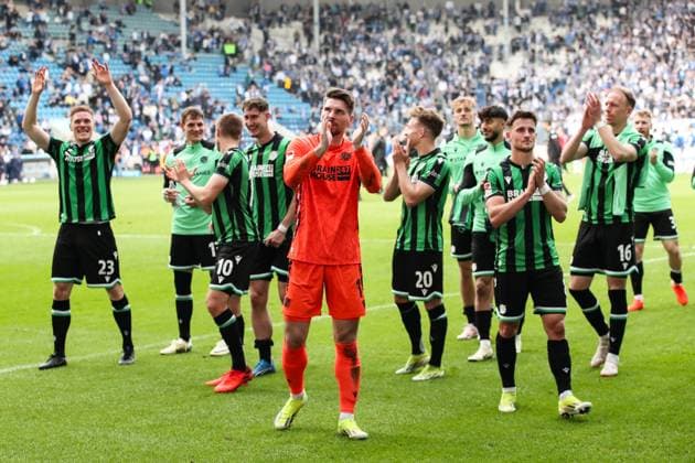 Torwart Ron Robert Zieler (Hannover 96,1) feiert mit der Mannschaft von Hannover 96 nach dem Spiel vor dem Fanblock - 2. Fußball Bundesliga Saison 2023-2024 1. FC Magdeburg vs. Hannover 96 in der MDCC Arena in Magdeburg - Aktion,Fußball,Mann,Männer,Deutschland,31.03.2024