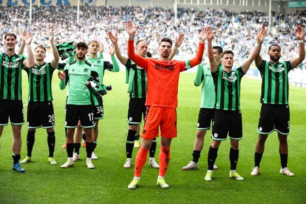 Torwart Ron Robert Zieler (Hannover 96,1) feiert mit der Mannschaft von Hannover 96 nach dem Spiel vor dem Fanblock - 2. Fußball Bundesliga Saison 2023-2024 1. FC Magdeburg vs. Hannover 96 in der MDCC Arena in Magdeburg - Aktion,Fußball,Mann,Männer,Deutschland,31.03.2024
