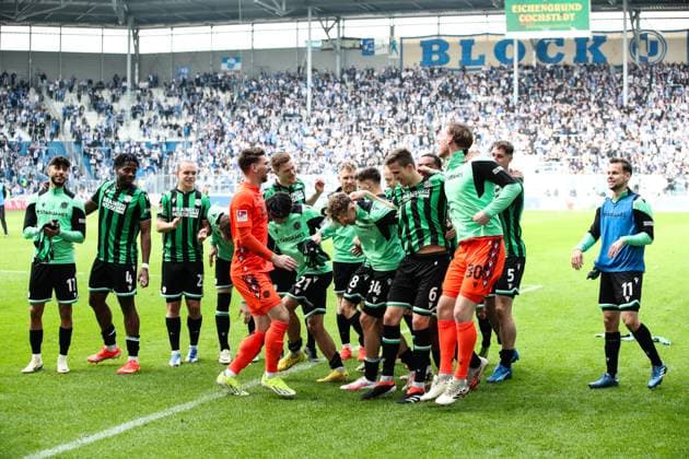 Torwart Ron Robert Zieler (Hannover 96,1) feiert mit der Mannschaft von Hannover 96 nach dem Spiel vor dem Fanblock - 2. Fußball Bundesliga Saison 2023-2024 1. FC Magdeburg vs. Hannover 96 in der MDCC Arena in Magdeburg - Aktion,Fußball,Mann,Männer,Deutschland,31.03.2024