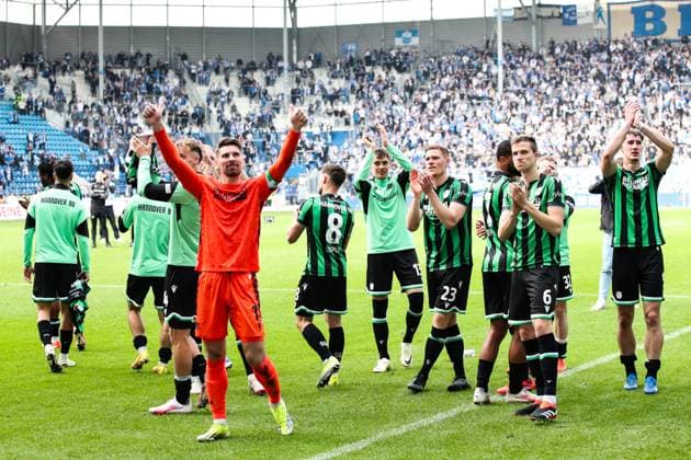 Torwart Ron Robert Zieler (Hannover 96,1), Marcel Halstenberg (Hannover 96,23), Fabian Kunze (Hannover 96,6) feiern mit der Mannschaft von Hannover 96 nach dem Spiel vor dem Fanblock - 2. Fußball Bundesliga Saison 2023-2024 1. FC Magdeburg vs. Hannover 96 in der MDCC Arena in Magdeburg - Aktion,Fußball,Mann,Männer,Deutschland,31.03.2024