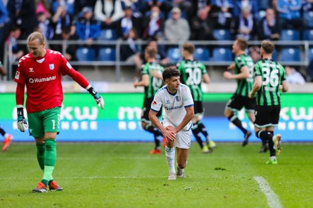 Daniel Elfadli (1. FC Magdeburg,6) und Torwart Dominik Reimann (1. FC Magdeburg,1) nach dem Tor zum 0-2 von Sei Muroya (Hannover 96,21) - 2. Fußball Bundesliga Saison 2023-2024 1. FC Magdeburg vs. Hannover 96 in der MDCC Arena in Magdeburg - Aktion,Fußball,Mann,Männer,Deutschland,31.03.2024