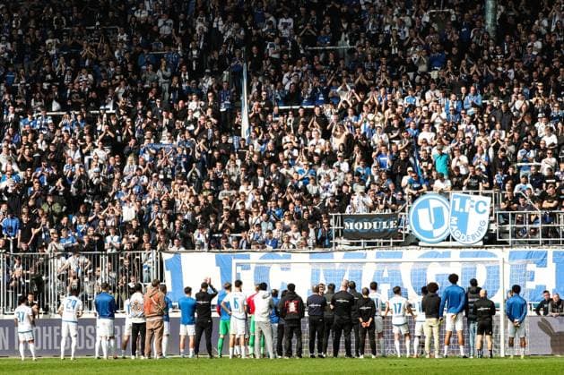 Die Mannschaft vom 1. FC Magdeburg steht enttäuscht vor dem Fanblock nach dem Spiel - 2. Fußball Bundesliga Saison 2023-2024 1. FC Magdeburg vs. Hannover 96 in der MDCC Arena in Magdeburg - Aktion,Fußball,Mann,Männer,Deutschland,31.03.2024