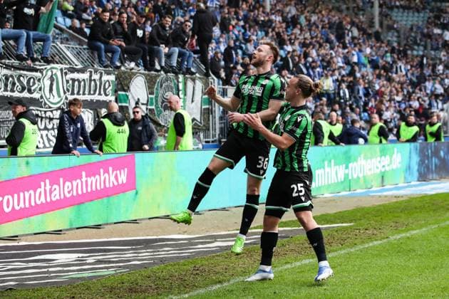 Torjubel - Torschütze Cedric Teuchert (Hannover 96,36) trifft zum 0-3 mit Lars Timo Gindorf (Hannover 96,25) - 2. Fußball Bundesliga Saison 2023-2024 1. FC Magdeburg vs. Hannover 96 in der MDCC Arena in Magdeburg - Aktion,Fußball,Mann,Männer,Deutschland,31.03.2024