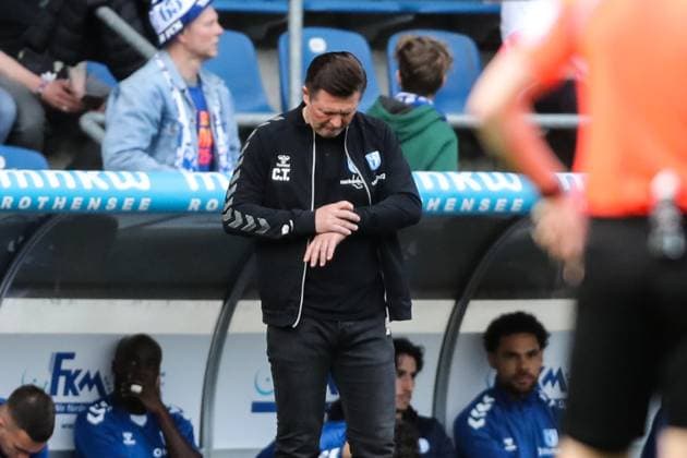 Trainer Christian Titz (1. FC Magdeburg) schaut auf die Uhr - 2. Fußball Bundesliga Saison 2023-2024 1. FC Magdeburg vs. Hannover 96 in der MDCC Arena in Magdeburg - Fußball,Mann,Männer,Deutschland,31.03.2024