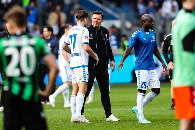 Trainer Christian Titz (1. FC Magdeburg) mit Alexander Nollenberger (1. FC Magdeburg,17) und Amara Conde (1. FC Magdeburg,29) nach dem Spiel - 2. Fußball Bundesliga Saison 2023-2024 1. FC Magdeburg vs. Hannover 96 in der MDCC Arena in Magdeburg - Aktion,Fußball,Mann,Männer,Deutschland,31.03.2024