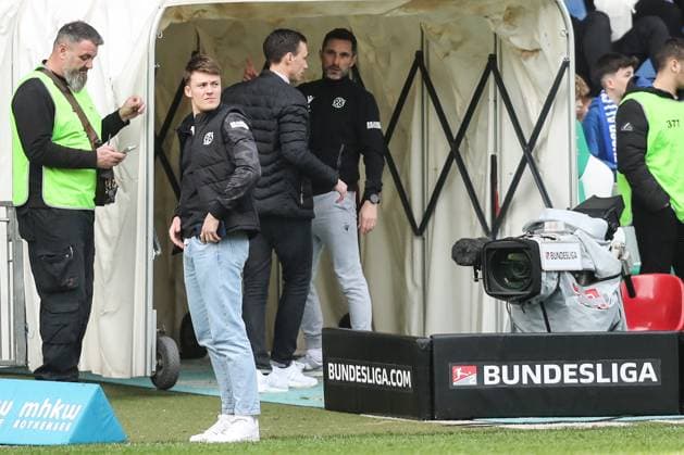 Trainer Stefan Leitl (Hannover 96) mit Sportdirektor Marcus Mann (Hannover 96) nach dem Spiel - 2. Fußball Bundesliga Saison 2023-2024 1. FC Magdeburg vs. Hannover 96 in der MDCC Arena in Magdeburg - Aktion,Fußball,Mann,Männer,Deutschland,31.03.2024
