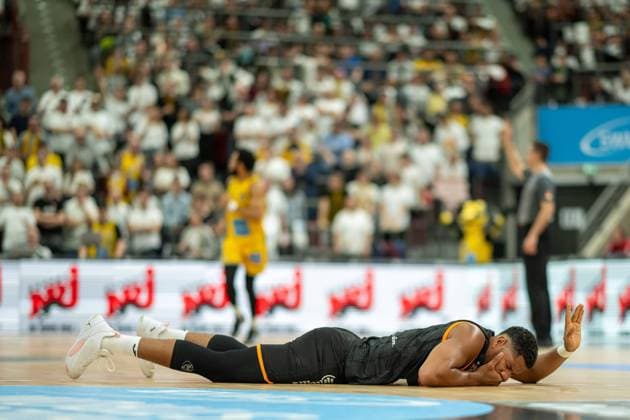 Sport Bilder des Tages Karim Jallow (Ratiopharm Ulm 35), verletzt, GER, MHP Riesen Ludwigsburg vs. Ratiopharm Ulm, Basketball, Bundesliga, easycredit BBL, 26. Spieltag, Spielzeit 2023 2024, 31.03.2024, 15.03.2024, GER, MHP Riesen Ludwigsburg vs. Ratiopharm Ulm, Basketball, Bundesliga, easycredit BBL, 26. Spieltag, Spielzeit 2023 2024, 31.03.2024 Ludwigsburg Copyright: xEibner-Pressefoto SaschaxWaltherx EP_EER