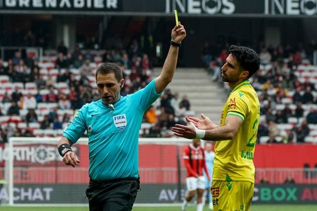 Bastien Dechepy (arbitre) - Hicham Boudaoui (OGC Nice) - Eray Cömert (FC Nantes) FOOTBALL : OGC Nice vs FC Nantes- Ligue 1 Uber Eats - Nice - 31 03 2024 NorbertScanella Panoramic 