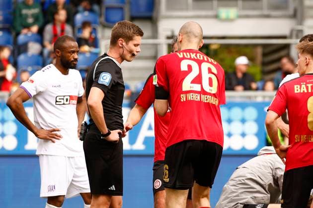 31.03.2024, xavx, Fussball 2.Bundesliga, SV Wehen Wiesbaden - VfL Osnabrück emspor, v.l. Aleksandar Vukotic (SV Wehen Wiesbaden) diskutiert mit Referee Schiedsrichter Florian Exner nachdem sein Treffer zum 1:! Ausgleich nicht gegeben wurde. (DFL DFB REGULATIONS PROHIBIT ANY USE OF PHOTOGRAPHS as IMAGE SEQUENCES and or QUASI-VIDEO) Wiesbaden
