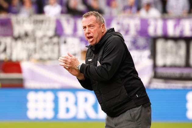 31.03.2024, xavx, Fussball 2.Bundesliga, SV Wehen Wiesbaden - VfL Osnabrück emspor, v.l. Trainer Markus Kauczinski (SV Wehen Wiesbaden) gibt Anweisungen, gestikuliert, mit den Armen gestikulieren, gives instructions, gesticulate. (DFL DFB REGULATIONS PROHIBIT ANY USE OF PHOTOGRAPHS as IMAGE SEQUENCES and or QUASI-VIDEO) Wiesbaden
